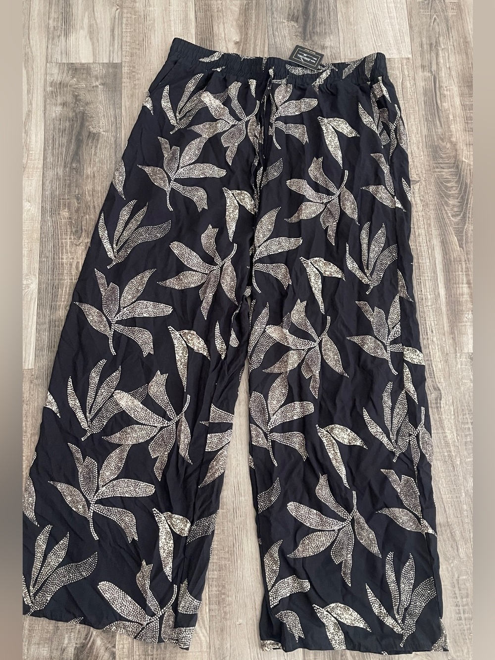 Rene Ruiz Black Wide-Leg Pants with Cream Leaf Print